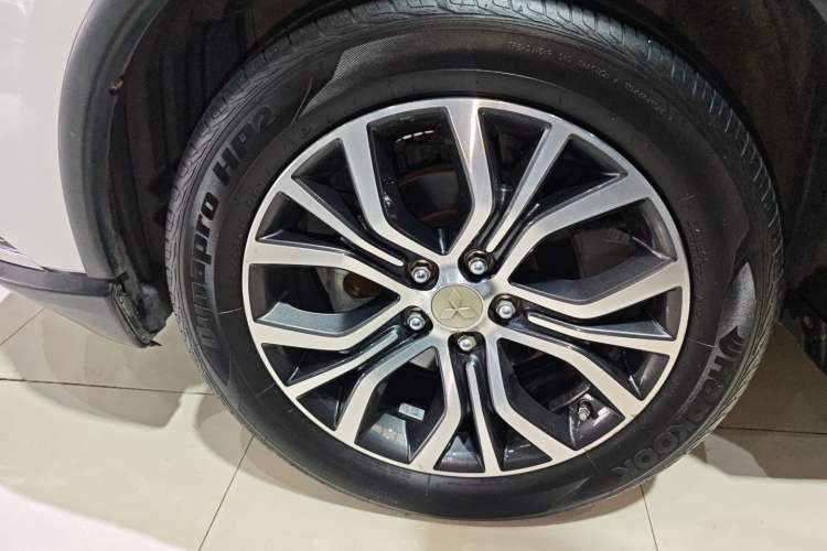 Used Mitsubishi Outlander 2018 2.4L 4x4 Luxury Edition 7-Seater Exterior 4