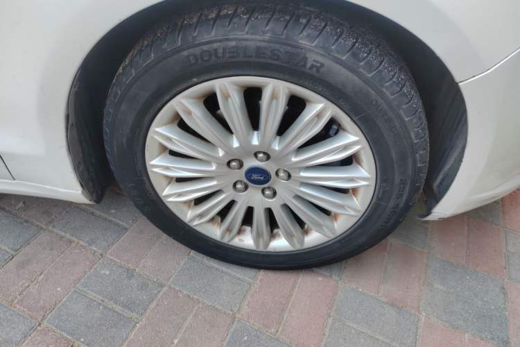 Used Ford Mondeo 2013 2.0L GTDi 200 Luxury Model Right Front Wheel Hub