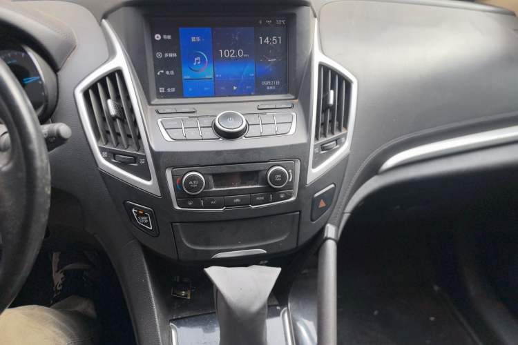 Used Dongfeng Aeolus AX7 2015 2.0L Automatic Zhiyi Trim
