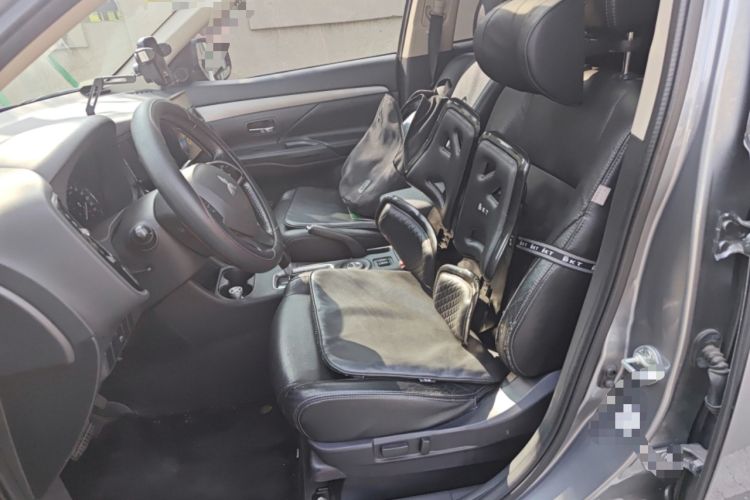 Used Mitsubishi Outlander 2013 2.4L 4x4 Luxury Navigation Edition 5 Seats Left Front Seat