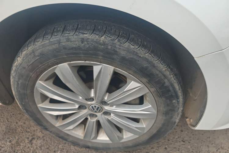 Used Volkswagen Bora 2016 1.6L Manual Comfort Model Right Front Wheel Hub