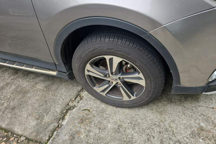 Used Toyota RAV4 2015 2.0L CVT Two-Wheel Drive Fashion Edition Right Front Wheel Hub