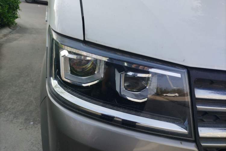 Used Jinbei New Hiace S 2021 1.5L Wealth Van Non-Air-Conditioned Version China VI Standard SWC15M Right Front Headlight