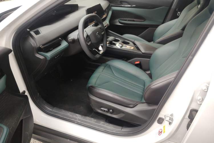 Used Changan UNI-V iDD 2024 Blue Whale Smart Electric iDD 136km ZhiKu Model
