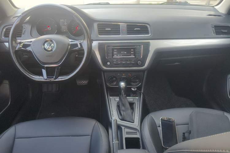 Used Volkswagen Gran Lavida 2015 1.6L Automatic Comfort Edition Center Console