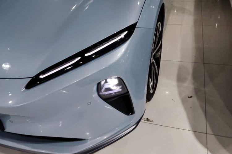 Used Nio ET5 2022 75 kWh Left Front Headlight