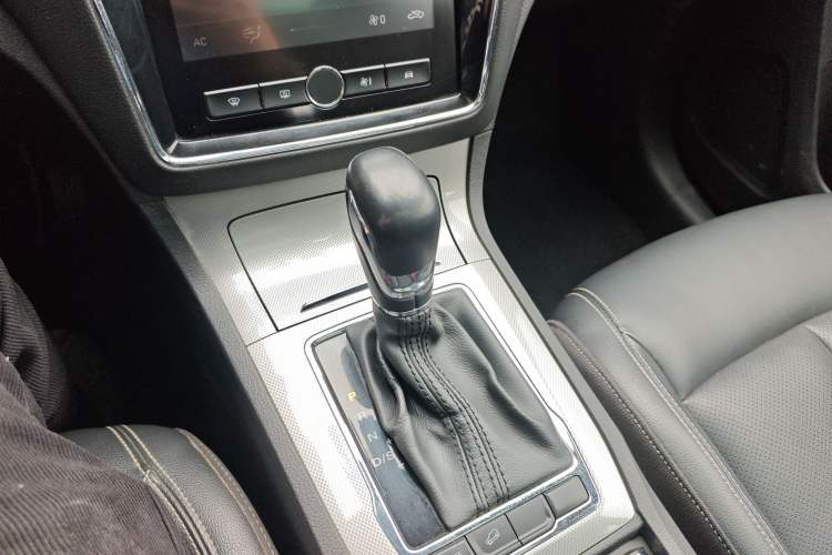 Used Roewe RX5 2019 20T Two-Wheel Drive Automatic 4G Connected Platinum Edition Gear Lever