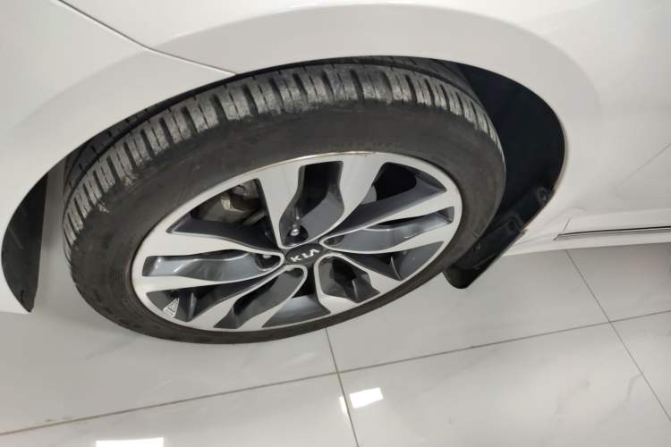 Used Kia K5 2015 2.0L Automatic LUX Left Front Wheel Hub