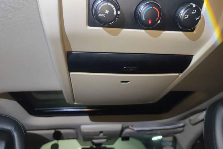 Used Dodge Journey 2013 2.4L Two-Wheel Drive Luxury Version Headliner