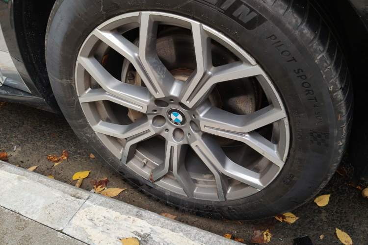 Used BMW X7 2019 xDrive40i Luxury Package with Leading Features Right Front Wheel Hub