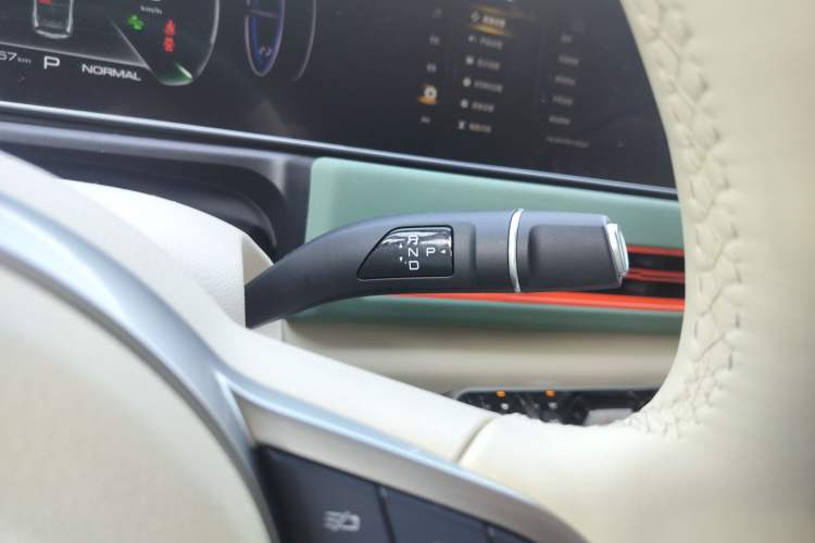 Used ORA Good Cat 2023 401 km Standard Range Premium Version Lithium Iron Phosphate Gear Lever