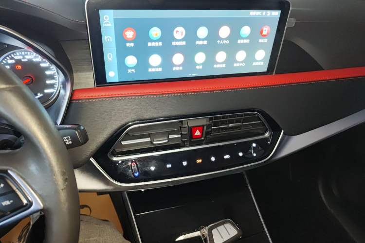 Used SOL X8 2021 300T DCT Leading Smart Connectivity Version 7 Seats Audio And AC Panel