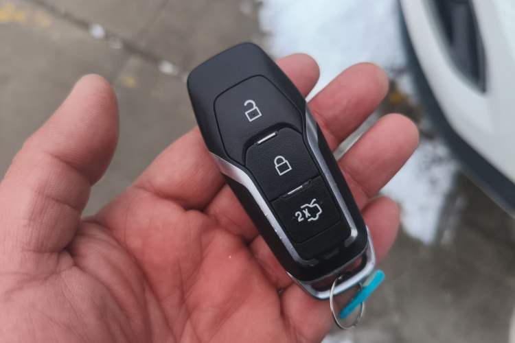 Used Ford Edge 2015 2.0T GTDi Two-Wheel-Drive High-Line Version
