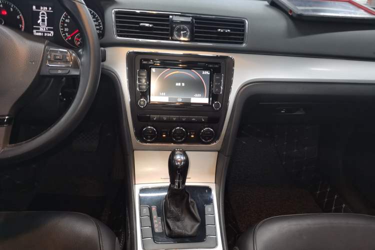 Used Volkswagen Passat 2014 1.8TSI DSG Prestige Edition Audio And AC Panel