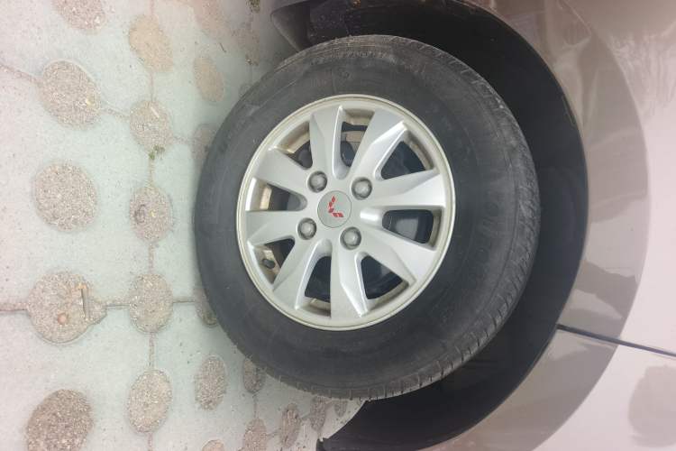Used Wuling Hongguang 2014 1.5L S Standard Version Right Front Wheel Hub