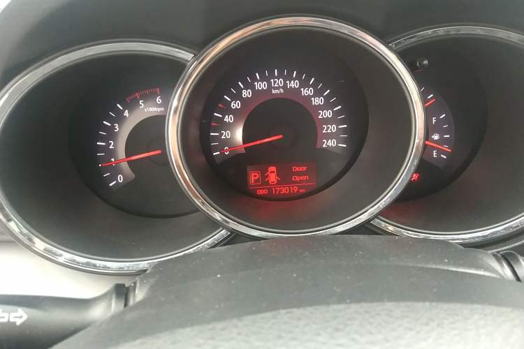 Used Kia Sorento 2010 2.2T Diesel Luxury Edition Odometer Close Up