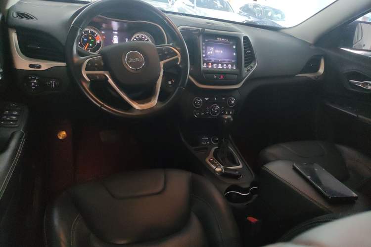 Used Jeep Cherokee 2016 2.0L Superior Edition