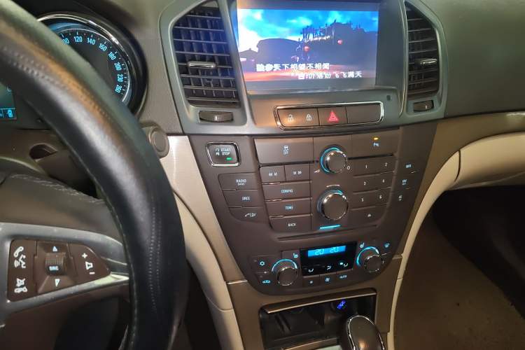 Used Buick Regal 2012 2.0L Luxury Edition Audio And AC Panel