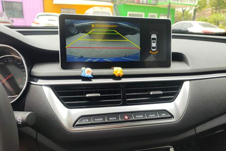 Used Hongqi H5 2022 Classic Model Facelift 1.8T Automatic Smart Connect Flagship Edition Audio And AC Panel