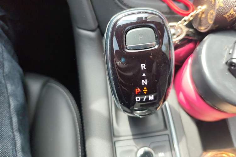 Used Cadillac XT6 2025 2.0T Six-Seater Four-Wheel-Drive Luxury Executive Classic Edition Gear Lever