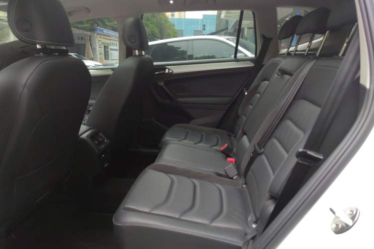 Used Volkswagen Tiguan L 2019 Updated Version 330TSI Automatic Two-Wheel Drive Panoramic Comfort Edition China VI Standard Left Rear Seat