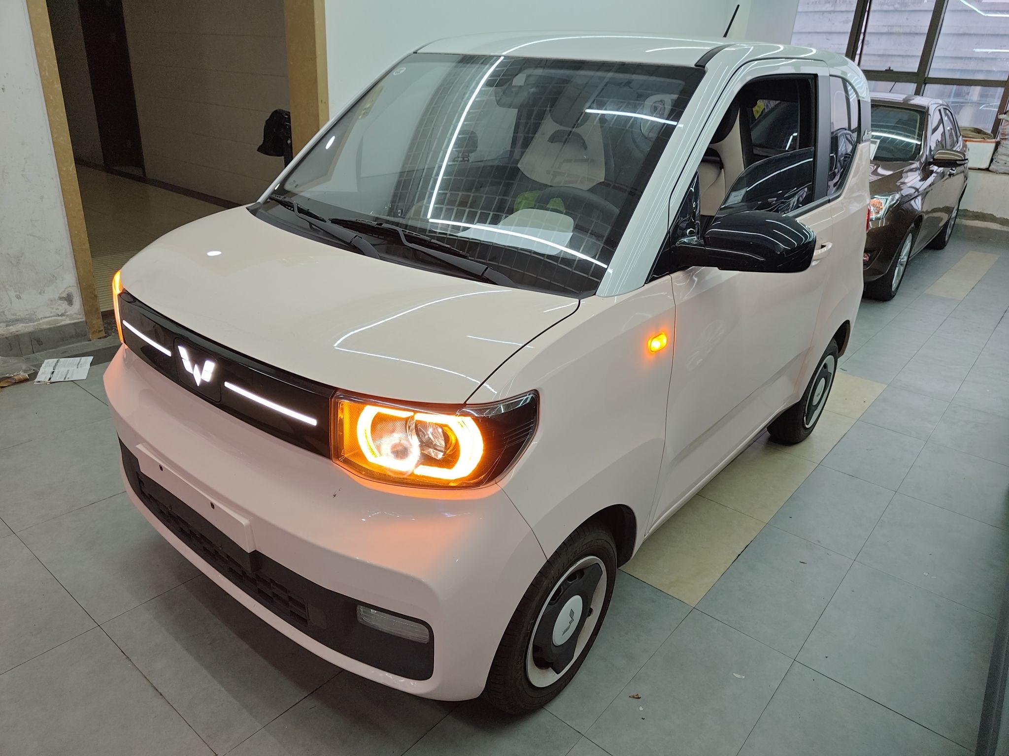 تحت مقدمة السيارة