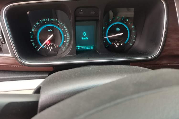 Used Buick GL8 2015 2.4L Luxury Business Premium Edition Odometer Close Up