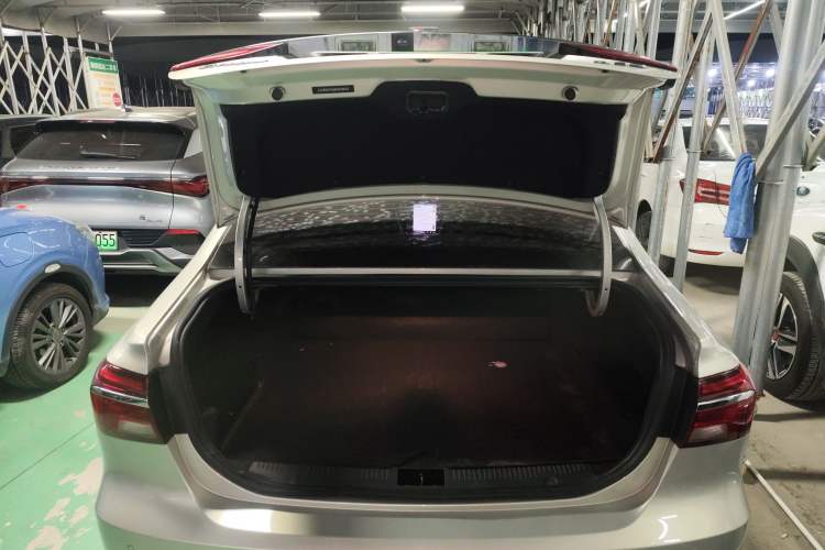 Used Roewe i6 New Energy 2017 45T Hybrid Connect & Smart Enjoyment Edition Trunk