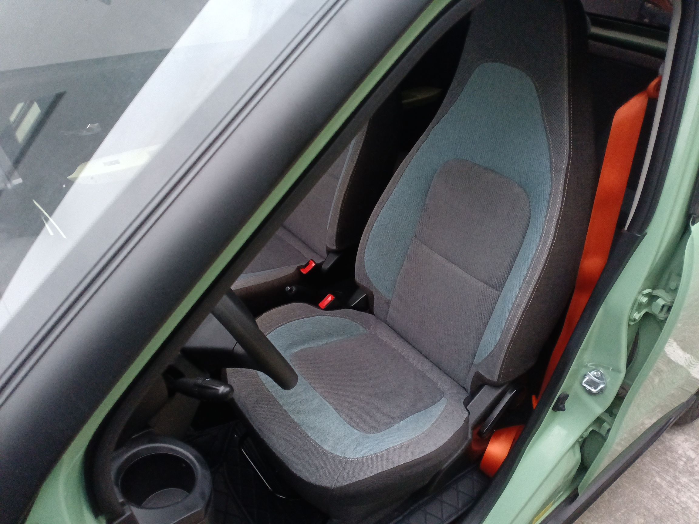 Переднее сиденье в автомобиле