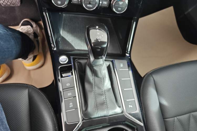 Used Volkswagen Passat 2019 330TSI Luxury Edition China VI Standard Gear Lever