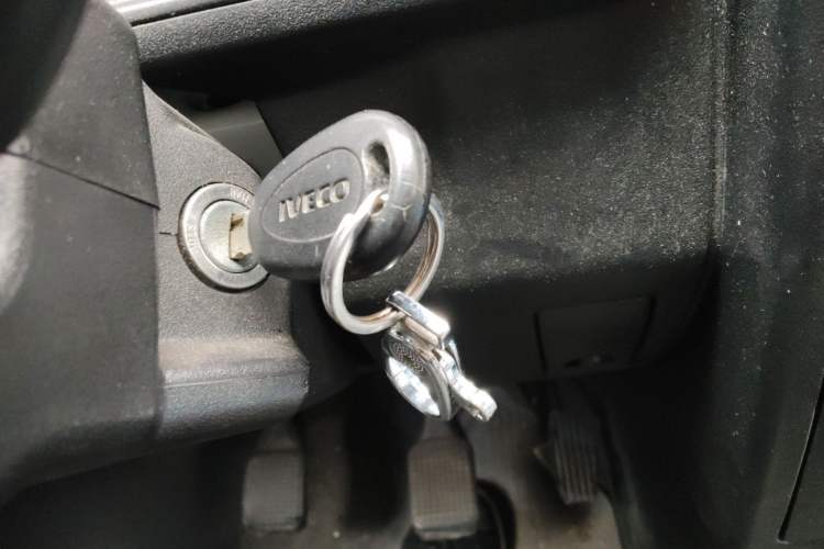 Used Iveco Daily 2021 2.8T V35 VAN厢式 Delivery Van 3-Seater Short Wheelbase Mid-Roof Design with Dual Tires and Side Sliding Doors
