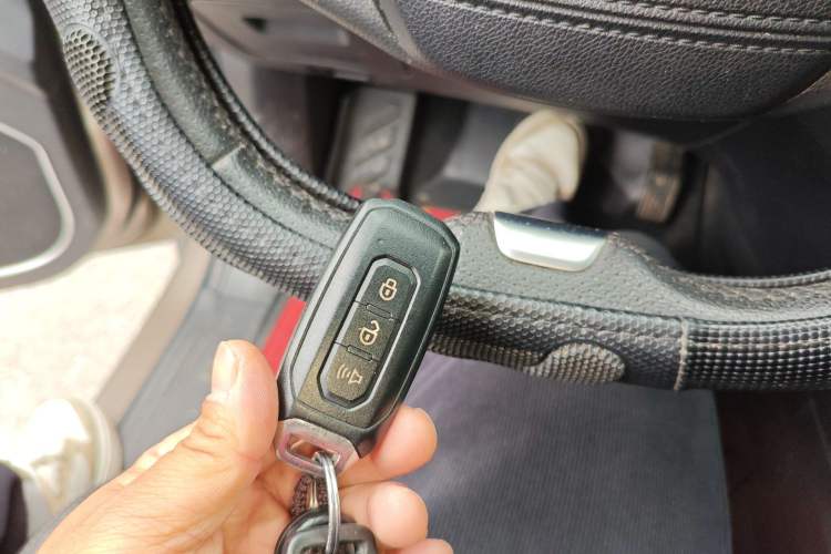 Used JMC Yuhu 7 2020 2.0T Diesel Automatic 2WD Comfort Plus Long Wheelbase China VI Emission Standard JX4D20A6L Vehicle Key