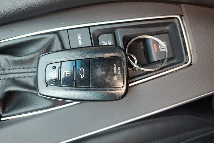 Used Toyota Avalon 2019 Dual-Engine 2.5L XLE Prestige Version China VI Standard Vehicle Key