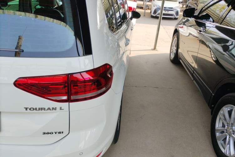 Used Volkswagen Touran 2018 Volkswagen Touran L 280TSI DSG Comfort Edition 7 Seats China VI Standard Right Rear Taillight