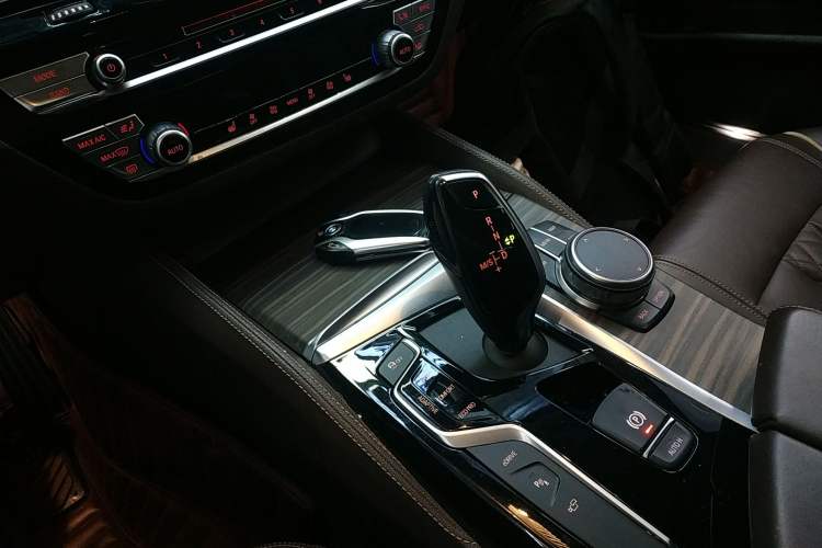 Used BMW 5 Series New Energy 2019 Updated Version 530Le Luxury Package Gear Lever