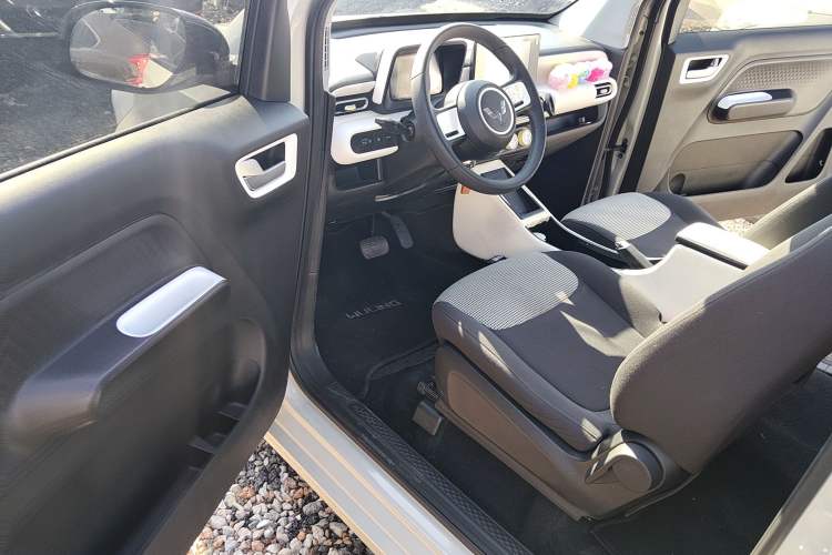 Used Wuling Hongguang MINIEV 2024 3rd Generation 215km Advanced Version
