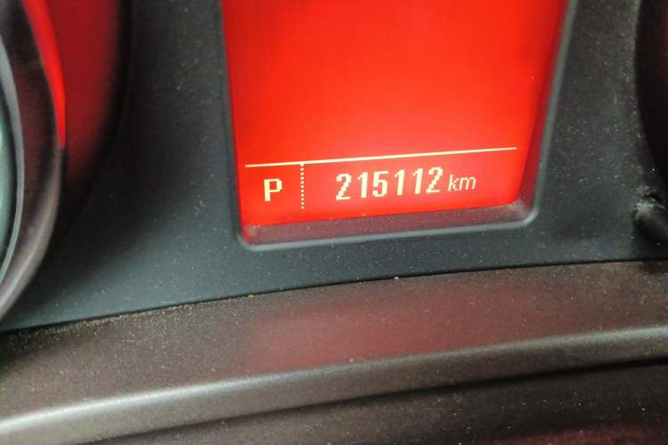 Used Opel Insignia 2013 2.0T Two-Wheel-Drive Luxury Version Odometer Close Up