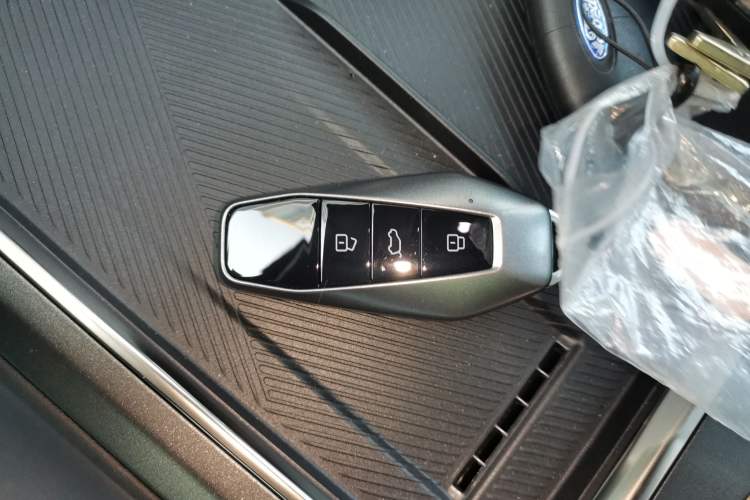 Used iCAR 03T 2024 520km Two-Wheel Drive Long-Range Version
