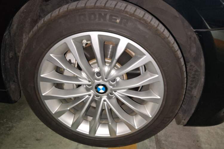 Used BMW 5 Series 2019 Updated 530Li xDrive Luxury Package Right Front Wheel Hub