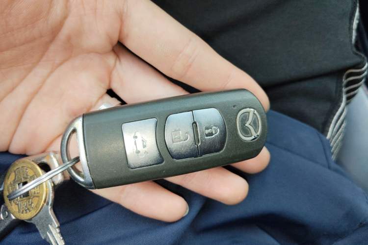 Used Mazda 3 Axela 2017 Sedan 1.5L Automatic Luxury Model China VI Standard Vehicle Key