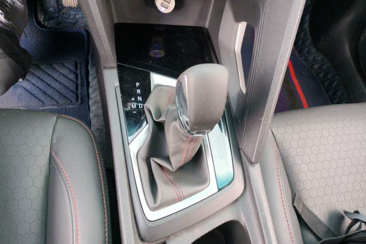 Used Chevrolet Orlando 2020 Light Hybrid Redline 530T Automatic Enjoyment Edition (5+2 Models) Gear Lever