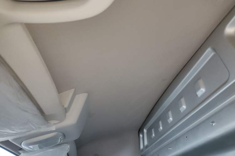 Used Dongfeng Yufeng 2021 2.3T Power King Front-Drive Van Long Wheelbase Mid-Roof 3-Seater China VI Standard M9T