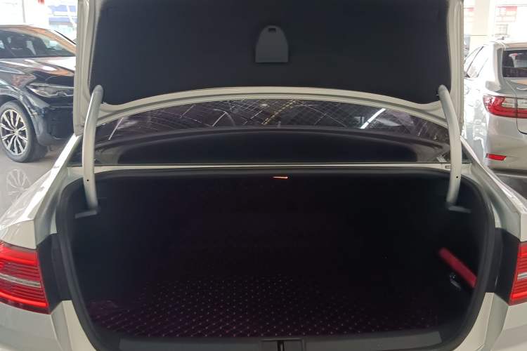 Used Volkswagen Magotan 2018 280TSI DSG Comfort Model Trunk