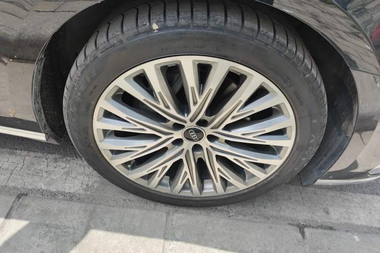 Used Audi A8 2022 A8L 50 TFSI quattro Comfort Edition Collector's Model Right Front Wheel Hub