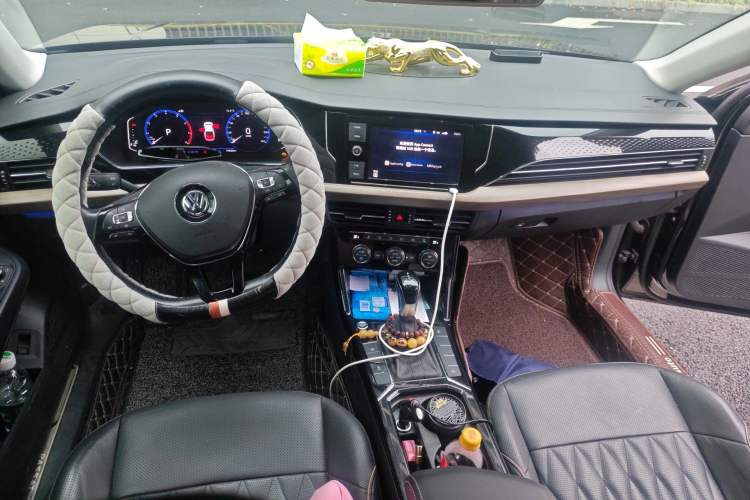 Used Volkswagen Passat 2019 330TSI Luxury Edition China VI Standard Center Console