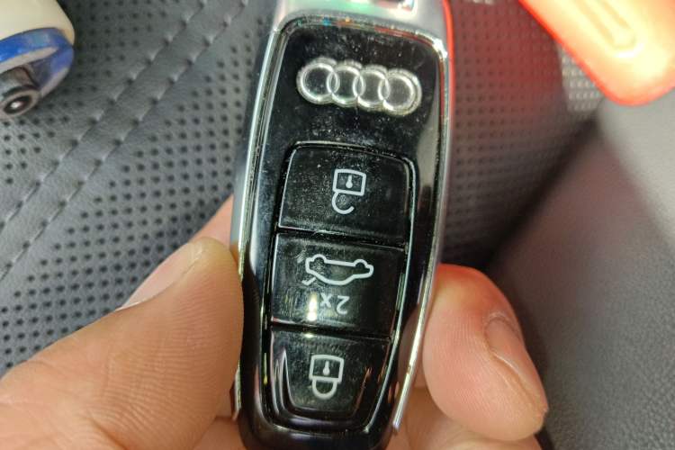 Used Audi Q5L 2022 Updated Version 40T Luxury Elegant Edition Vehicle Key