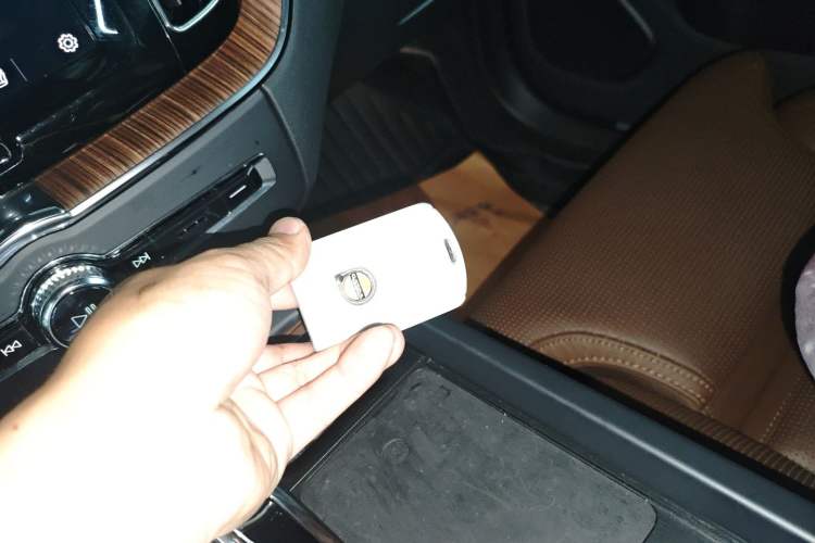 Used Volvo XC60 New Energy 2025 Plug-in Hybrid Long-Range All-Wheel Drive Smart Luxury Edition Vehicle Key