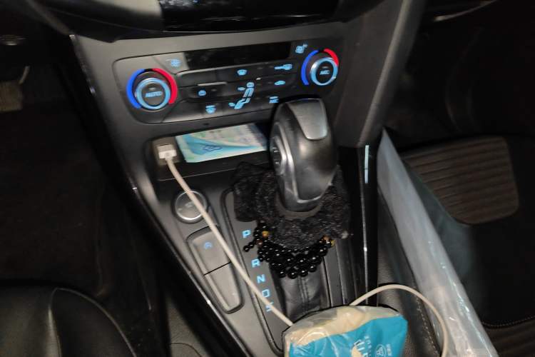 Used Ford Focus 2017 Sedan EcoBoost 125 Automatic Supreme Style SmartDrive Edition Gear Lever