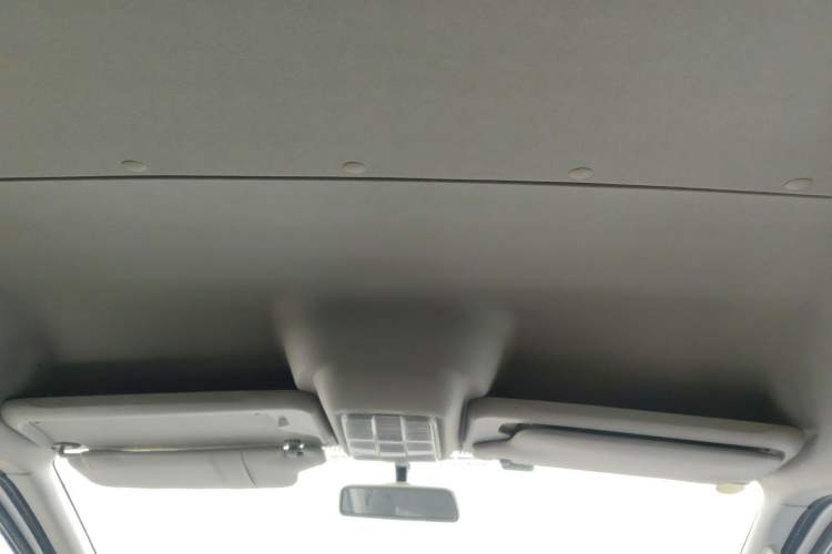 Used SAIC MAXUS Xintu V80 2023 2.0T AMT Classic Aoyuntong Short Wheelbase Mid-Roof 5/6-Seater
