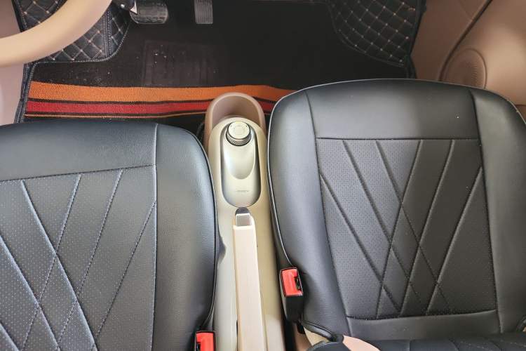 Used Wuling Hongguang MINIEV 2025 Four-Door Version Advanced Edition Gear Lever